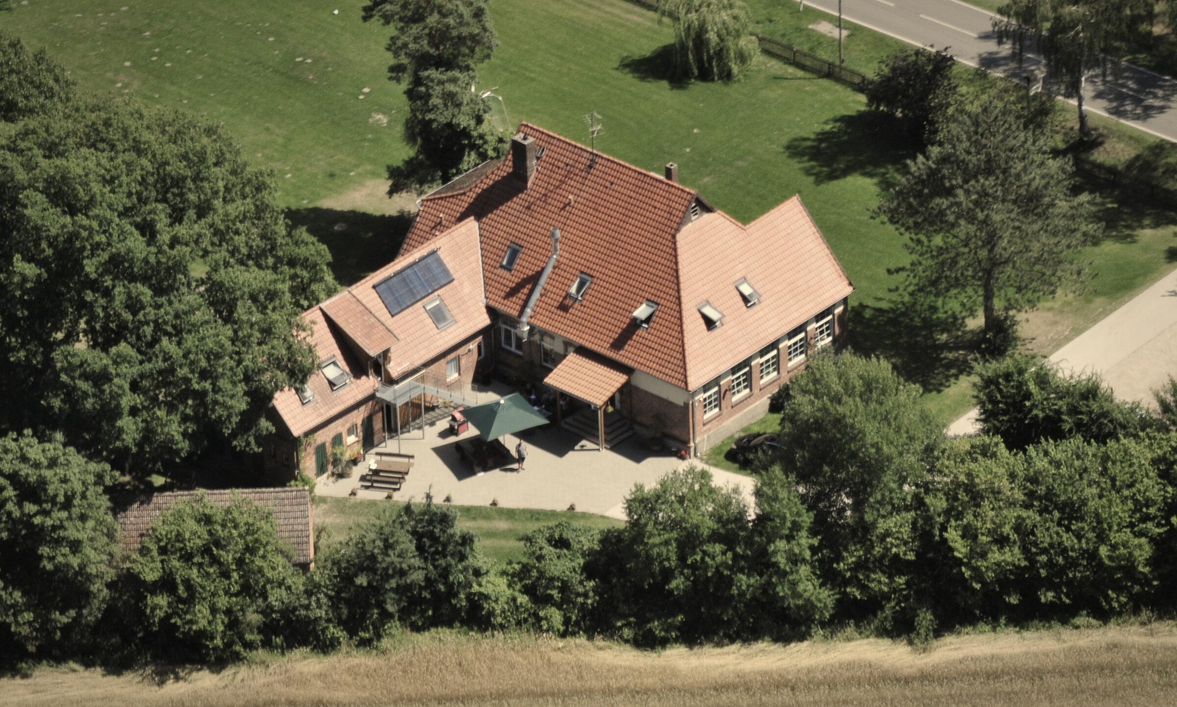 Der Hof der Jagdschule Wendland aus der Luft